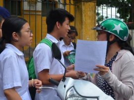 “Soi” học phí các trường tuyển sinh đầu cấp khiến phụ huynh Hà Nội “phát sốt”